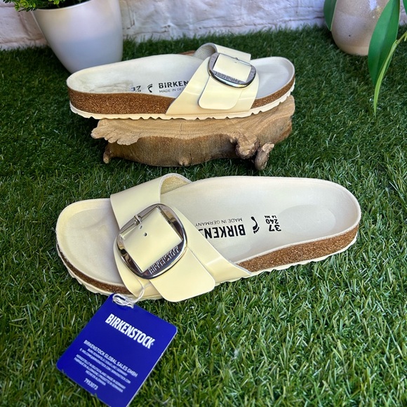BIRKENSTOCK
Madrid Big Buckle
Natural Leather Patent
Yellow/High Shine Butter - Picture 7 of 17